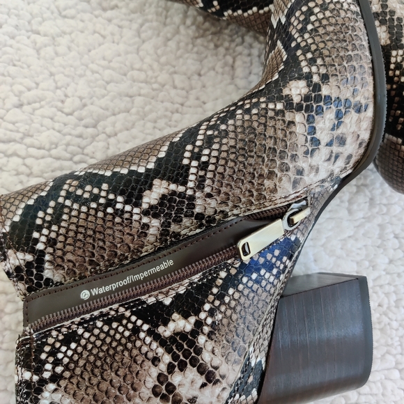 Blondo Snake Print Ankle Boots, size 8.5 - Picture 3 of 10